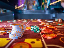 Dealer profesional di studio live casino dewa6d menjalankan permainan roulette